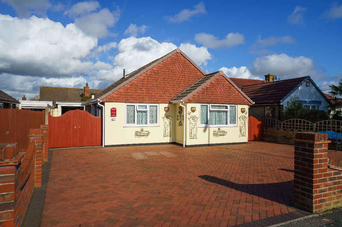 Charlesworth Drive, Waterlooville, Hampshire, PO7 6AX A.J.Eyre and Sons