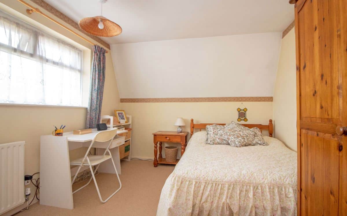 Milbeck Close, Cowplain, PO8 8EP A.J.Eyre and Sons